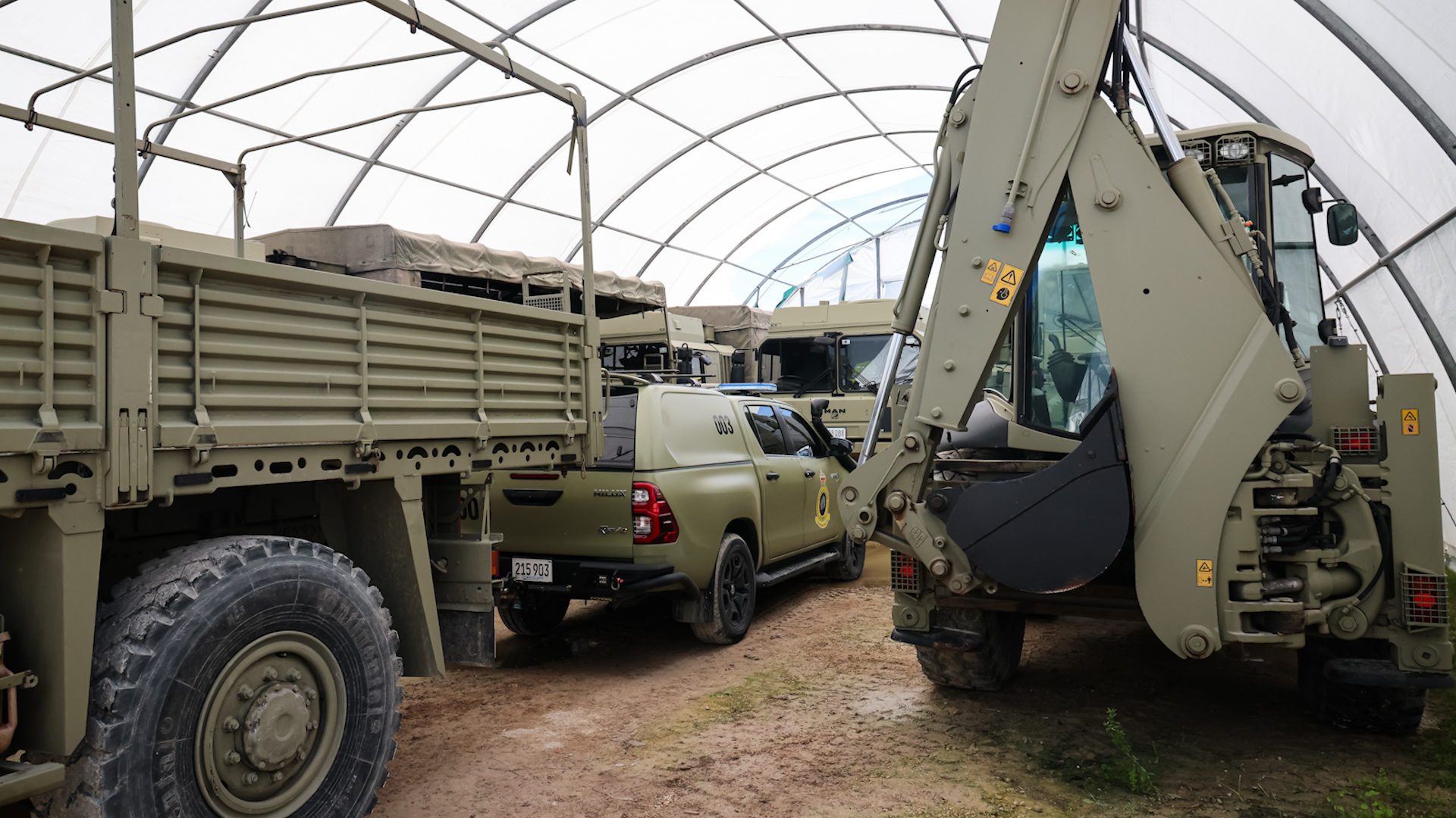Excavadoras y vehículos de apoyo demuestran su valía en una operación de limpieza (Foto: MOD)